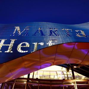 Der Schriftzug des Museums Marta Herford von außen bei Nacht, von innen beleuchtet