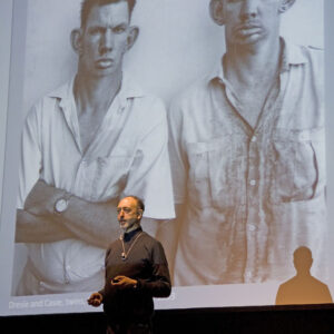 Roger Ballen bei der Eröffnung der Marta-Ausstellung „Roger Ballen  - Fotografien 1969–2009“