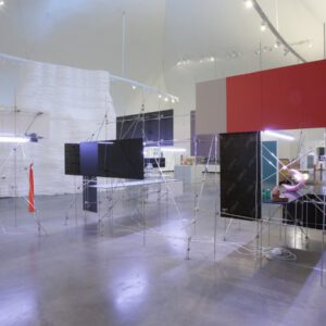 Eine große Installation mit Plastikfronten und silbernen Messebauten im Ausstellungsbereich vom Museum Marta Herford.