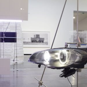 Ein Scheinwerfer, eingebaut in eine große Installation im Ausstellungsraum im Museum Marta Herford.