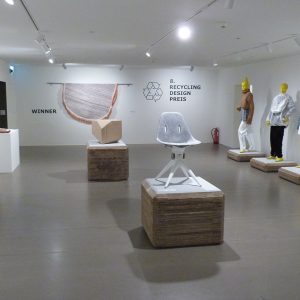 Blick in die Ausstellung 8. RecyclingDesignpreis, ausgewählte Werke, 2018