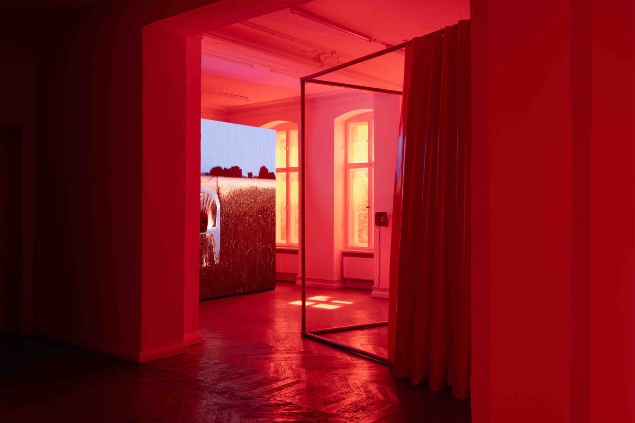 Nazanin Noori, AMBIENT ROOM, Walk-in Sound-, Raum und Videoinstallation, Ausstellungsansicht EIGEN+ART Lab, 2021, © die Künstlerin, Foto: Peter Oliver Wolff