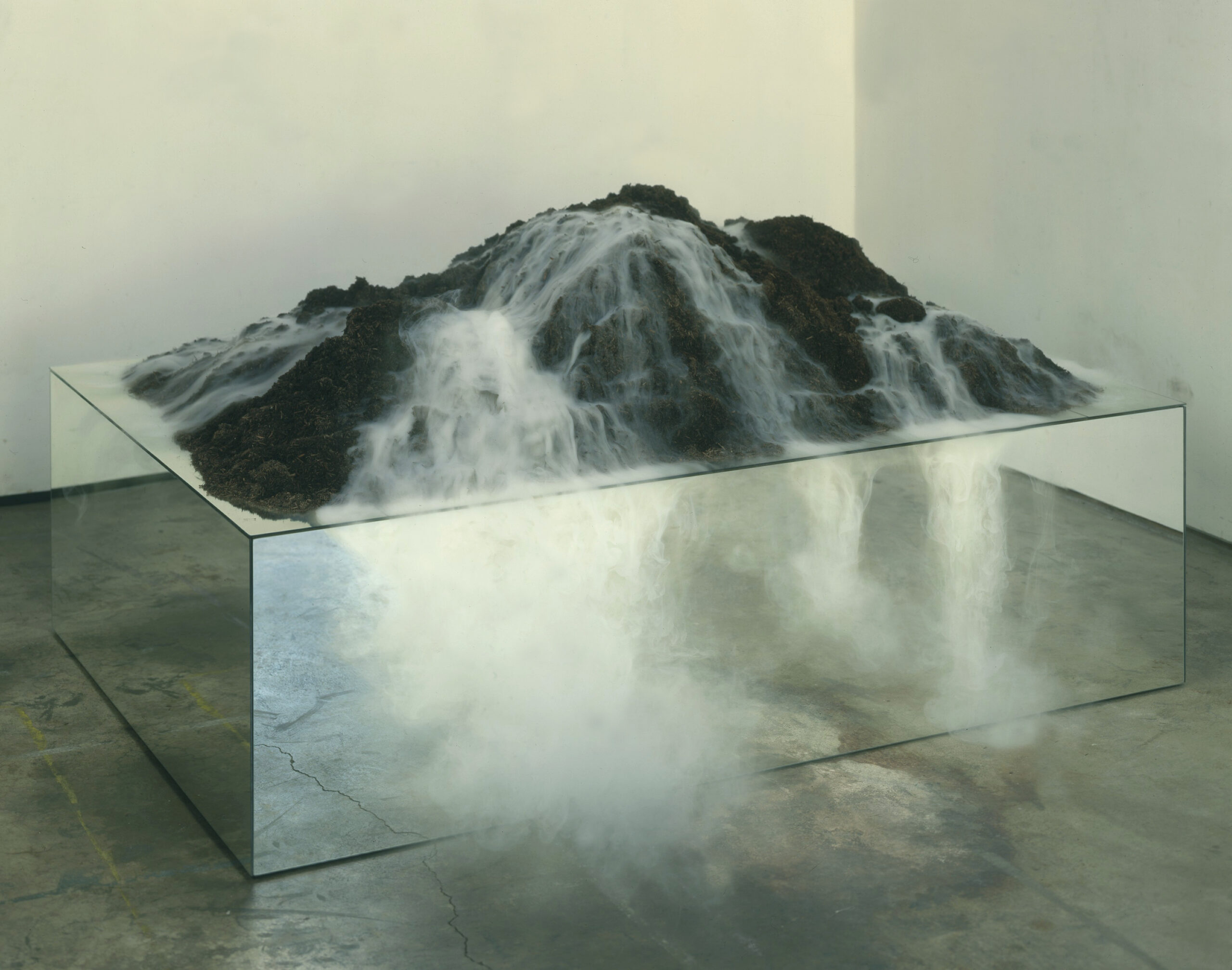 Sam Durant, What’s Underneath Must Be Released and Examined to Be Understood, 1998, Spiegel, Erde, Nebelmaschine, Mixed Media, 81 x 113 x 164 cm, Sammlung Gaby und Wilhelm Schürmann, Herzogenrath, © Sam Durant / VG Bild-Kunst, Bonn 2026, Foto: Josh White
